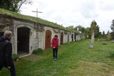 Korbbogig gewölbte Grüfte am Felshang des Wiperti-Friedhofes.