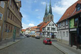 Schmale Straße in Quedlinburg mit Fachwerkbauten und Ev. Pfarrkirche St. Benetikti