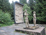 Wanderung auf dem Rennsteig, vorbei am Denkmal für alle Aufbauhelfer zur Beseitigung der Windbruch- und Borkenkäferschäden 1946 - 1949