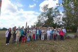 Die 46 Teilnehmer der Busfahrt versammeln sich auf der Hohen Geba zum  obligatorischen Gruppenfoto.