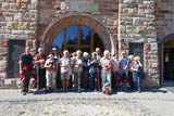 Gruppenbild vor dem Altvaterturm - Uschi stehen die "Haare zu Berge!"