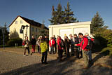 Empfang der "Wanderlustigen" durch Rosel & Dietmar Sch. an der Bushaltestelle Buttelstedt.