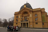 vor dem Geraer Theater aus dem Jahre 1902 erläutert Petra B. die Entwicklung der reichen Industriestadt im 19.-20. Jhdts.