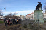 am Denkmal des Homöopathen, Leipziger Studenten und Arztes Samuel Hahnemann  (1755 - 1843)