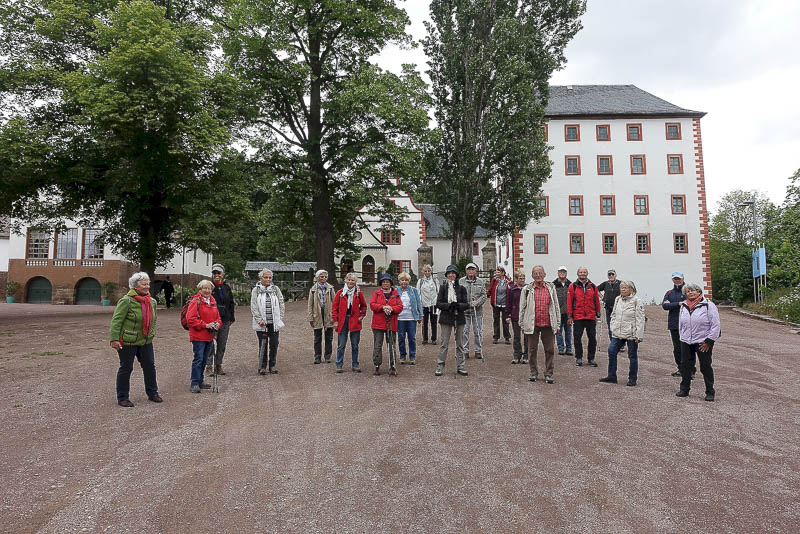 Das offizielle Gruppenbild vor dem Schloss Kochberg im notwendigem Abstand!!