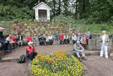 Fr. Förster erklärt uns die Geschichte im Zusammenhang mit Goethe vor der Geraniensammlung im Park!