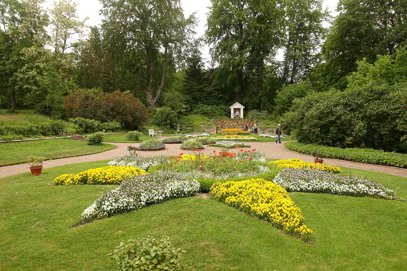 Noch ist die sch&ouml;ne Fr&uuml;hjahrsbepflanzung zu sehen!!