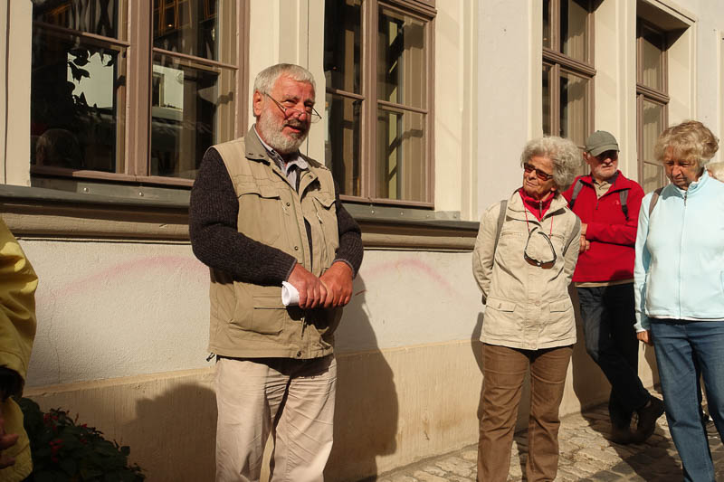 im sch&ouml;nsten Sonnenschein erz&auml;hlt uns W. Renner seine "musikalischen Geschichten!"