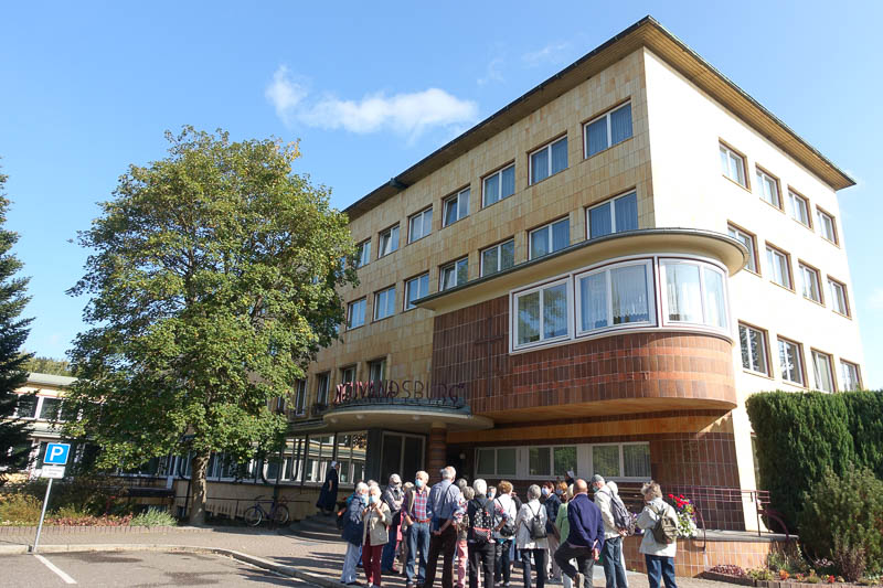 Das Hauptgebäude zeigt schon den Bauhausstil der 20er Jahre des 20. Jhdts.